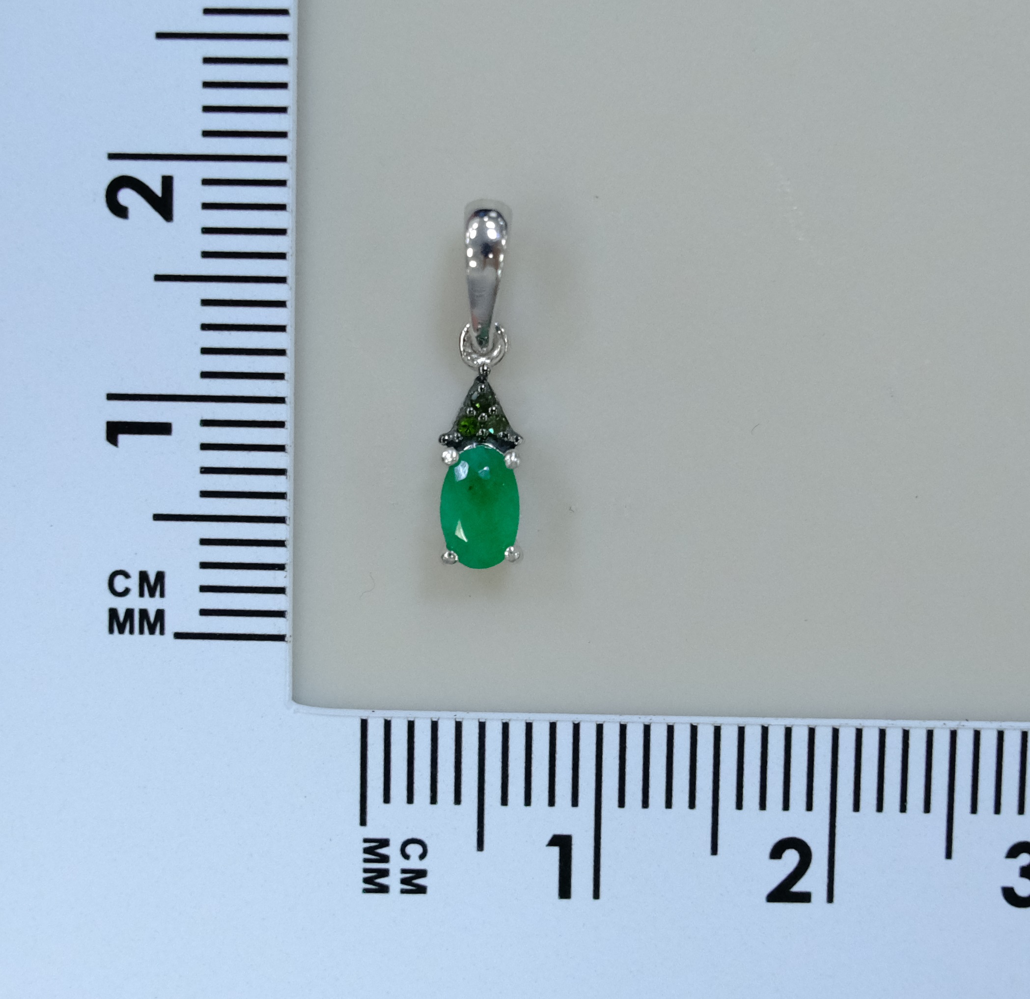 Серебряная подвеска с изумрудом